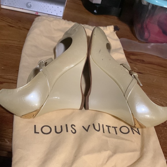 Louis Vuitton Vernis Monogram Heels - Picture 4 of 7